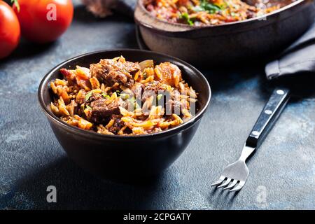 Giouvetsi - griechisches Rindfleisch und Orzo-Eintopf. Balkanische Küche Stockfoto