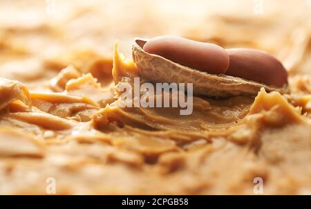 Geöffnete Schale Erdnuss auf Erdnussbutter verbreiten Hintergrund Stockfoto