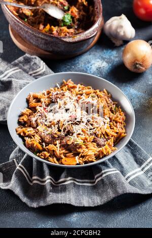 Giouvetsi - griechisches Rindfleisch und Orzo-Eintopf. Balkanische Küche Stockfoto