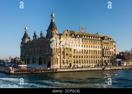 Türkei, Istanbul, Bosporus, Fähre von Eminonu nach Kädikoy, Haydarpasa Bahnhof Stockfoto