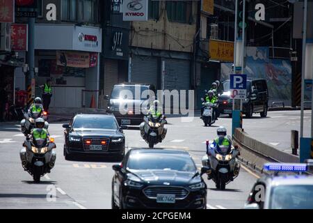 Taipeh, Taiwan. September 2020. Der Konvoi von Lee Teng-huis Leichenwagen geht zum offiziellen Gedenkgottesdienst.21-Gun Salute wurde auf einem offiziellen Gedenkgottesdienst für den verstorbenen taiwanesischen Präsidenten Lee Teng-hui abgefeuert, der am 30. Juli 2020 verstorben ist. Kredit: SOPA Images Limited/Alamy Live Nachrichten Stockfoto