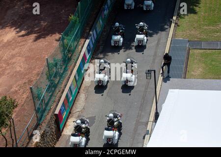 Taipeh, Taiwan. September 2020. Der Konvoi von Lee Teng-huis Leichenwagen macht sich auf den Weg zu einer privaten Einäscherung in Taipei.21-Gun Salute wurde auf einer offiziellen Gedenkfeier für den verstorbenen taiwanesischen Präsidenten Lee Teng-hui abgefeuert, der am 30. Juli 2020 verstorben ist. Kredit: SOPA Images Limited/Alamy Live Nachrichten Stockfoto