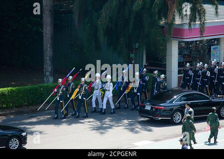 Taipeh, Taiwan. September 2020. Der Konvoi von Lee Teng-huis Leichenwagen macht sich auf den Weg zu einer privaten Einäscherung in Taipei.21-Gun Salute wurde auf einer offiziellen Gedenkfeier für den verstorbenen taiwanesischen Präsidenten Lee Teng-hui abgefeuert, der am 30. Juli 2020 verstorben ist. Kredit: SOPA Images Limited/Alamy Live Nachrichten Stockfoto