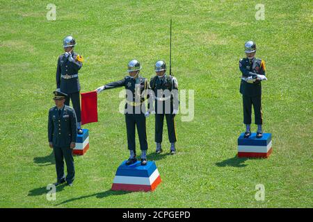 Taipeh, Taiwan. September 2020. Einer der Polizeibeamten sendet den Befehl für den ersten Waffengruß.21-Waffengruß wurde auf einen offiziellen Gedenkgottesdienst für den verstorbenen taiwanesischen Präsidenten Lee Teng-hui abgefeuert, der am 30. Juli 2020 verstorben ist. Kredit: SOPA Images Limited/Alamy Live Nachrichten Stockfoto