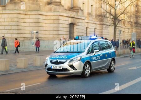 Berlin, 01. Dezember 2018 - Polizeifahrzeug auf dem Weg zu einem Einsatz in Berlin Stockfoto