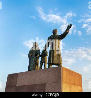 Auswandererdenkmal, Skulptur einer Auswandererfamilie aus Bronze, Mann steht nach vorne, Frau blickt zurück, Bildhauer Frank Varga, Seebäderkaje, Neuer Ha Stockfoto