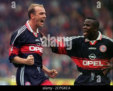 Ruhrstadion Bochum Deutschland 4.10.1997, Fußball: VfL Bochum (VFL) gegen FC Bayern München (FCB, München) – links: Mario BASLER, Samuel Sammy Kuffour (FCB) Stockfoto