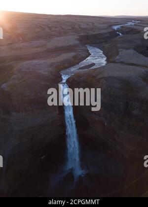 Luftaufnahme, Haifoss Wasserfall in karger Vulkanlandschaft, Südisland, Island, Europa Stockfoto