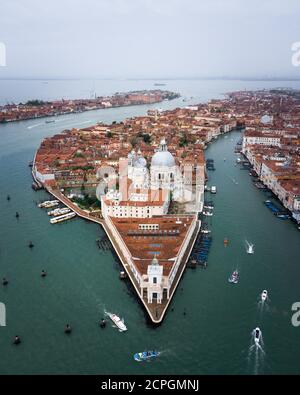 Luftaufnahme, Stadtansicht mit Basilika Santa Maria della Salute, Venedig, Venetien, Italien, Europa Stockfoto