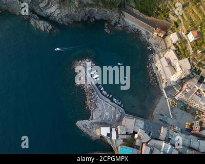 Luftaufnahme, Hafen von Vernazza, Cinque Terre, Ligurien, Italien, Europa Stockfoto