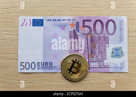 Symbolbild digitale Währung, physische Münze Bitcoin, auf Euro-Banknote Stockfoto