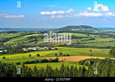 Landschaft aus dem mittleren Erzgebirge, Panoramablick vom Scheibenberg über das Dorf Schlettau nach Pöhlberg bei Annaberg-Buchholz, Scheibenberg, Erzgebirge Stockfoto