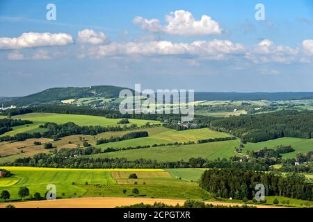 Kammlandschaft Mittleres Erzgebirge, Blick vom Scheibenberg nach Pöhlberg bei Annaberg-Buchholz, Scheibenberg, Erzgebirge, Sachsen, Deutschland, Europa Stockfoto