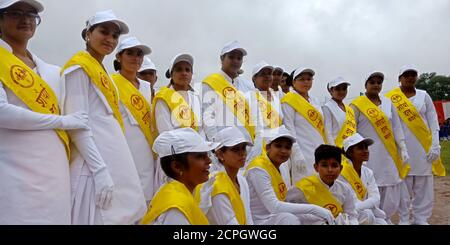 DISTRIKT KATNI, INDIEN - 15. AUGUST 2019: Indische shaurya dal Mädchengruppe, die sich während des Unabhängigkeitstages auf dem Försterspielplatz versammelt. Stockfoto