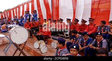 DISTRIKT KATNI, INDIEN - 15. AUGUST 2019: Indischer Schüler, der auf einem Waldspielplatz für nationale Veranstaltungen Trommeln spielt. Stockfoto