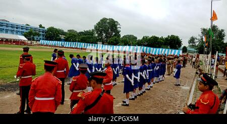 DISTRIKT KATNI, INDIEN - 15. AUGUST 2019: Indische Schulkundschaft führt Schüler, die während der Unabhängigkeit am Parade-Programm auf dem Waldspielplatz teilnehmen Stockfoto