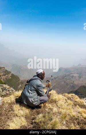 Sentry mit Gewehr in den Bergen, Simien Mountains National Park, Äthiopien, Afrika Stockfoto
