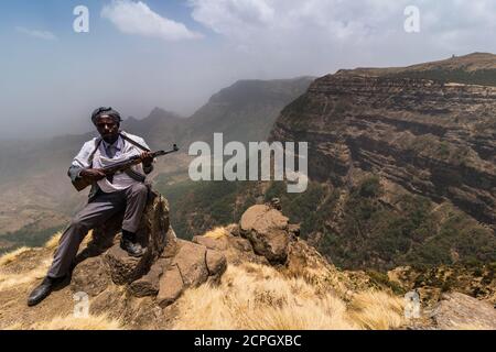 Sentry mit Gewehr in den Bergen, Simien Mountains National Park, Äthiopien, Afrika Stockfoto