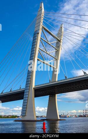 Sankt Petersburg, der Mast der Seilbrücke über die Fahrrinne des Schiffes, eine wunderschöne technische Struktur Stockfoto