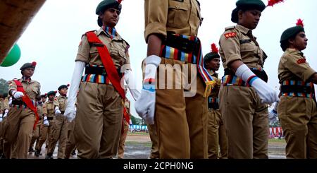 DISTRIKT KATNI, INDIEN - 15. AUGUST 2019: Indische nationale Kadettenkorps Mädchen stehen für Parade auf Stadtspielplatz für nationale Unabhängigkeitstag Veranstaltungen Stockfoto