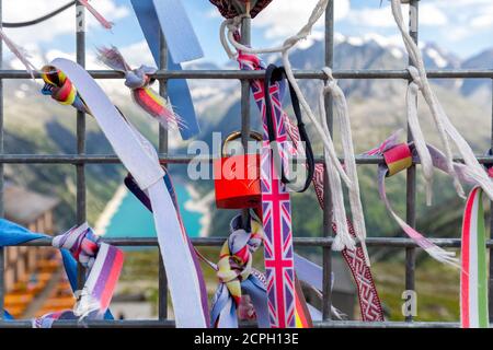 Detail der herzförmigen Eiseninstallation in der Nähe der Hütte Olperer, Zillertaler Alpen, Tirol, Schwaz, Österreich Stockfoto
