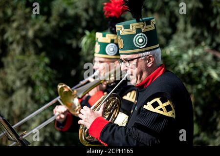 Potsdam, Deutschland. September 2020. Musiker des Bergmusikkorps 'Saxonia Freiberg' spielen auf ihren Blasinstrumenten im Sachsen-Pavillon auf der 'Unity Expo' zum Tag der Deutschen Einheit. Quelle: Fabian Sommer/dpa/Alamy Live News Stockfoto