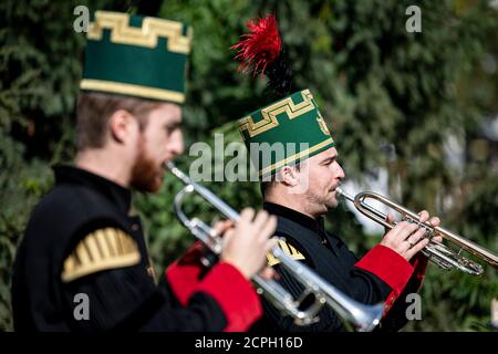 Potsdam, Deutschland. September 2020. Musiker des Bergmusikkorps 'Saxonia Freiberg' spielen auf ihren Blasinstrumenten im Sachsen-Pavillon auf der 'Unity Expo' zum Tag der Deutschen Einheit. Quelle: Fabian Sommer/dpa/Alamy Live News Stockfoto