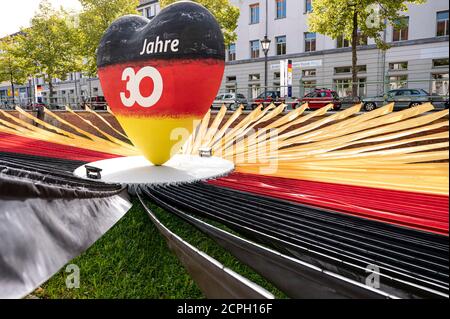 Potsdam, Deutschland. September 2020. Ein Herz in den Farben der deutschen Flagge mit der Aufschrift "30 Jahre" steht auf der Einheits-Expo am Tag der Deutschen Einheit. Quelle: Fabian Sommer/dpa/Alamy Live News Stockfoto