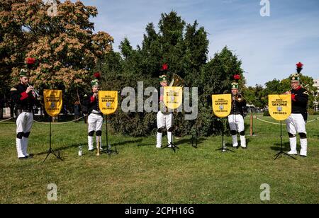 Potsdam, Deutschland. September 2020. Musiker des Bergmusikkorps 'Saxonia Freiberg' spielen auf ihren Blasinstrumenten im Sachsen-Pavillon auf der 'Unity Expo' zum Tag der Deutschen Einheit. Quelle: Fabian Sommer/dpa/Alamy Live News Stockfoto