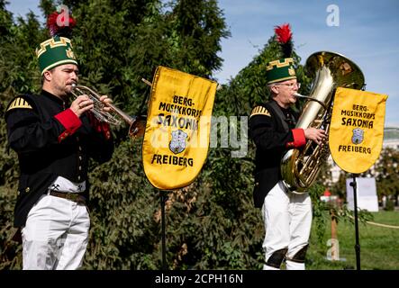 Potsdam, Deutschland. September 2020. Musiker des Bergmusikkorps 'Saxonia Freiberg' spielen auf ihren Blasinstrumenten im Sachsen-Pavillon auf der 'Unity Expo' zum Tag der Deutschen Einheit. Quelle: Fabian Sommer/dpa/Alamy Live News Stockfoto