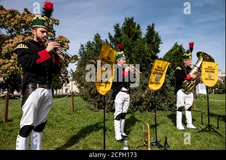 Potsdam, Deutschland. September 2020. Musiker des Bergmusikkorps 'Saxonia Freiberg' spielen auf ihren Blasinstrumenten im Sachsen-Pavillon auf der 'Unity Expo' zum Tag der Deutschen Einheit. Quelle: Fabian Sommer/dpa/Alamy Live News Stockfoto