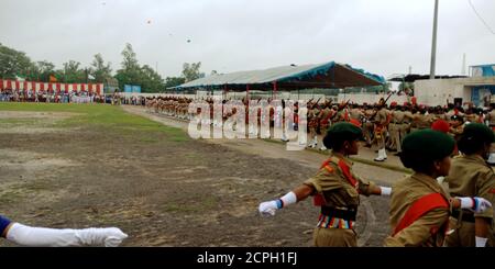 DISTRIKT KATNI, INDIEN - 15. AUGUST 2019: Indisches nationales Kadettenkorps weibliche Studentin, die Parade auf Stadtspielplatz für nationalen Unabhängigkeitstag teilnimmt Stockfoto