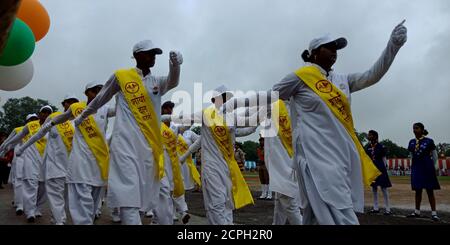 DISTRIKT KATNI, INDIEN - 15. AUGUST 2019: Indische shaurya dal girls, die Parade auf Stadtspielplatz für nationale Unabhängigkeitstag-Veranstaltungen machen. Stockfoto