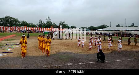 DISTRIKT KATNI, INDIEN - 15. AUGUST 2019: Indische Schulkinder, die kulturelle Aktivität auf Stadtspielplatz für nationale Unabhängigkeitstag-Veranstaltungen durchführen. Stockfoto