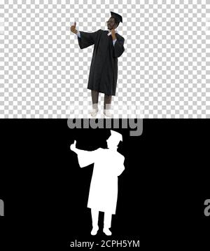 Glücklich african american männlich Student in Graduation Robe unter ph Stockfoto