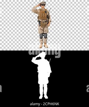 Militärsoldat in Uniform Salute, Alpha Channel mit Silhouet Stockfoto