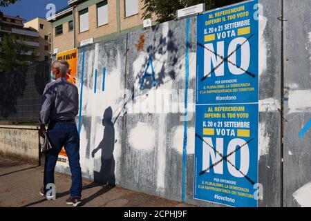 Wandplakate für das italienische Costitutional Referendum vom 20. Bis 21. september 2020 zur Reduzierung der Zahl der Parlamentarier Stockfoto