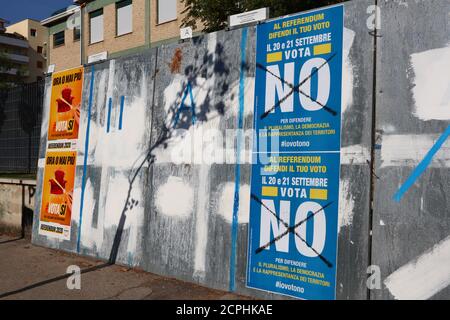 Wandplakate für das italienische Costitutional Referendum vom 20. Bis 21. september 2020 zur Reduzierung der Zahl der Parlamentarier Stockfoto