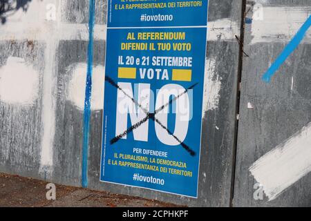 Wandplakate für das italienische Costitutional Referendum vom 20. Bis 21. september 2020 zur Reduzierung der Zahl der Parlamentarier Stockfoto