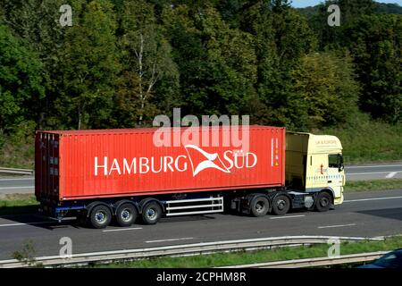 Hamburg Sud Transportcontainer transportiert auf der Autobahn M40, Warwickshire, Großbritannien Stockfoto