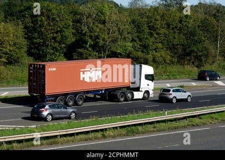 HMM Transportcontainer auf der Autobahn M40, Warwickshire, Großbritannien transportiert Stockfoto