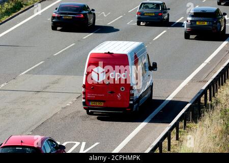 DPD Paketzustellung van auf Junction 15 Slip Road, M40 Autobahn, Warwickshire, UK Stockfoto