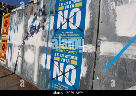 Wandplakate für das italienische Costitutional Referendum vom 20. Bis 21. september 2020 zur Reduzierung der Zahl der Parlamentarier Stockfoto
