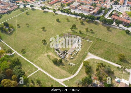 Luftaufnahme des römischen Amphitheaters in der mittelalterlichen Stadt Von gubbio umbrien italien Stockfoto