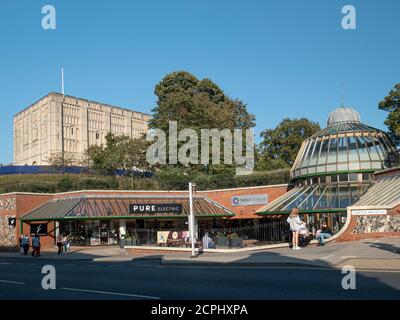 Norwich Castle und Castle Mall Shopping Centre Stockfoto