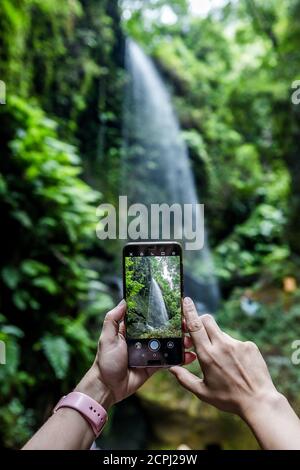 Frau macht mobile Fotografie in Cascada de los Tilos auf Isla de La Palma, Kanarische Inseln Stockfoto