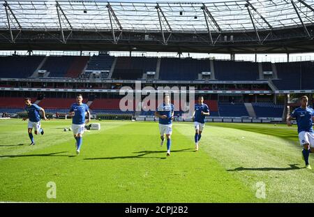 Hannover, Deutschland. September 2020. Lukas Froede (KSC), Jerome Gondorf (KSC), Marvin Wanitzek (KSC), Philip Heise (KSC) beim Aufwärmen vor dem Spiel. GES/Fußball/2. Bundesliga: Hannover 96 - Karlsruher SC, 09/19/2020 Fußball: 2. Liga: Hannover 96 vs Karlsruher SC, Hannover, 19. September 2020 Quelle: dpa/Alamy Live News Stockfoto