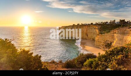 Natürliche Höhlen und Strand, Algarve Portugal. Felsbögen von sieben Hängenden Tälern und türkisfarbenes Meerwasser an der Küste Portugals in der Region Algarve Stockfoto