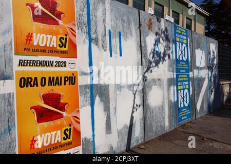 Wandplakate für das italienische Costitutional Referendum vom 20. Bis 21. september 2020 zur Reduzierung der Zahl der Parlamentarier Stockfoto