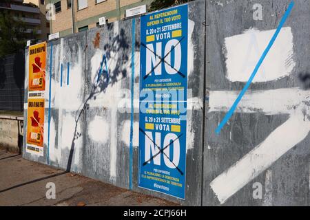 Wandplakate für das italienische Costitutional Referendum vom 20. Bis 21. september 2020 zur Reduzierung der Zahl der Parlamentarier Stockfoto